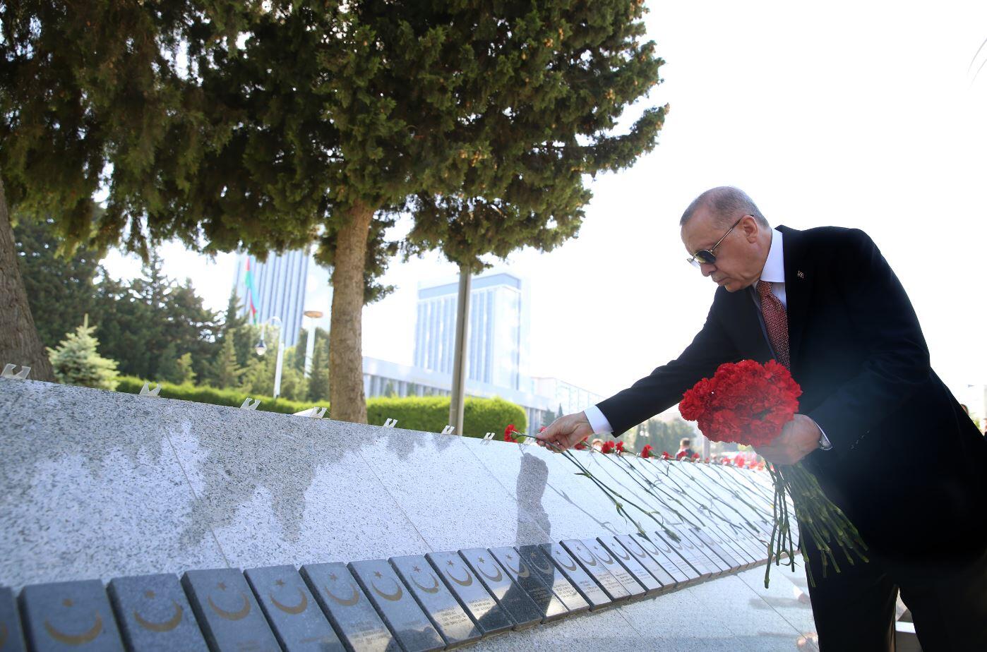 Cumhurbaşkanı Erdoğan, Bakü’de Türk Şehitliği’ni ziyaret etti