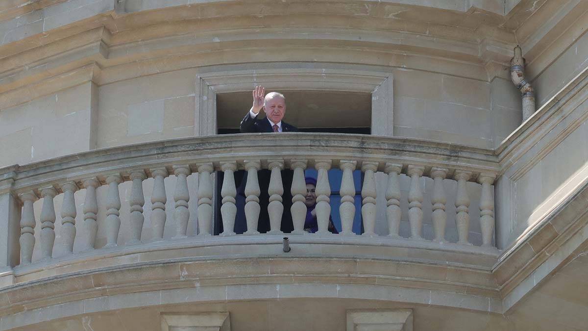 Erdoğan Bakü'de Türk vatandaşlarını selamladı