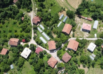 Dağdan kopan kaya parçası korkuttu