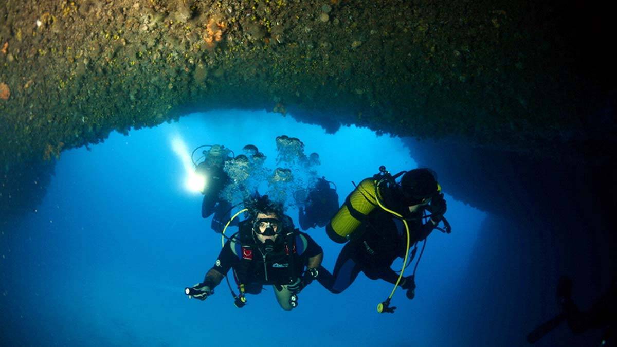Antalya'da Gazipaşa'dan Kalkan'a uzanan sahil şeridindeki 250'nin üzerindeki dalış noktası, su altı tutkunlarını ağırlıyor.