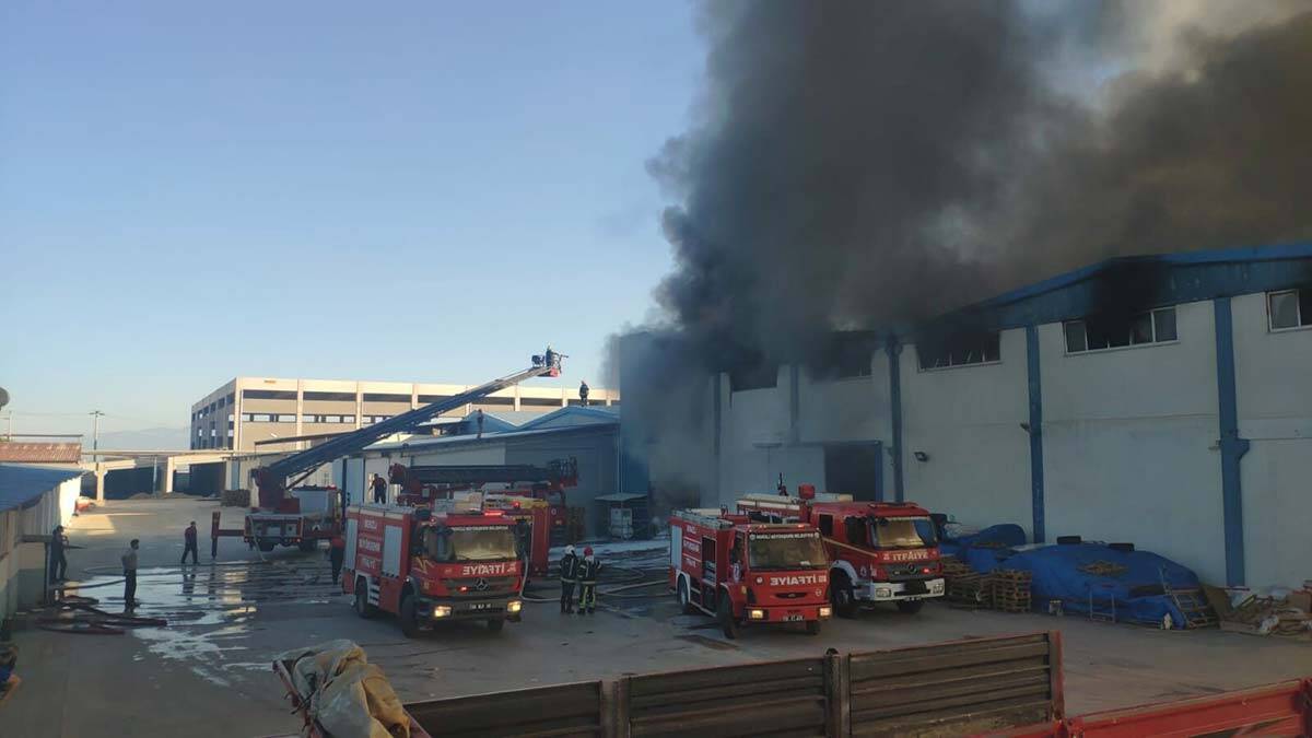 Nevresim fabrikasında yangın çıktı