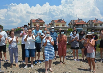 Dikili'de denizde mandıra kirliliği tepkisi