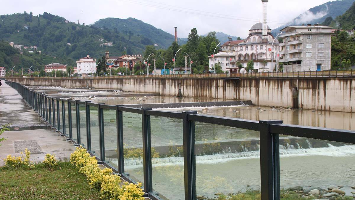 Dere taşkınlarına karşı cam korkuluk