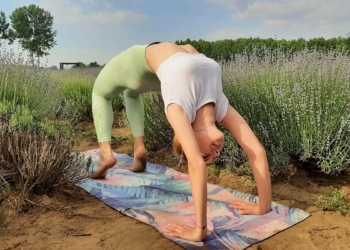Mor çiçekler arasında yoga