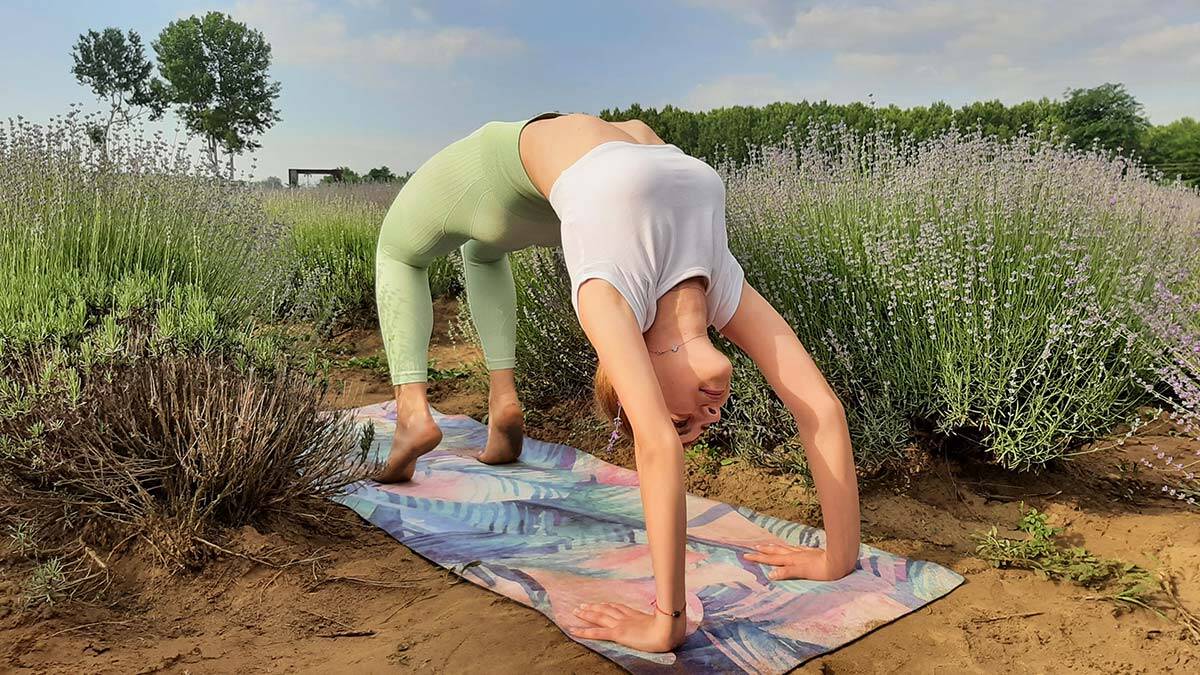 Mor çiçekler arasında yoga