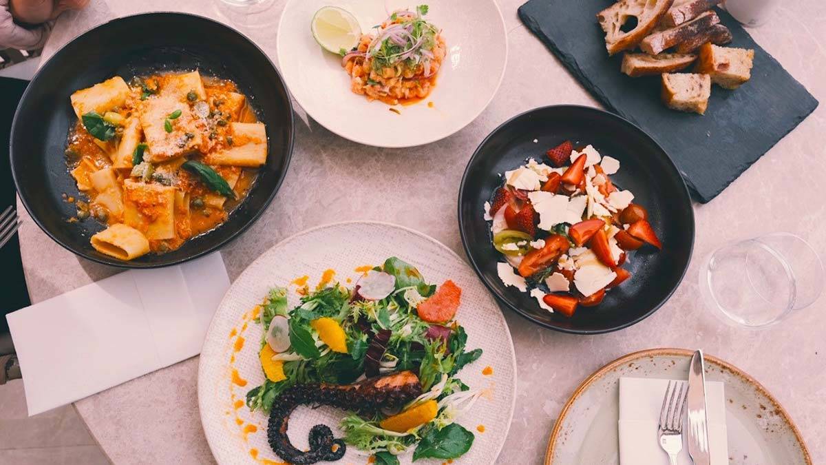 Ege lezzetleri yorumlarıyla turistlerin ilgi odağı oluyor