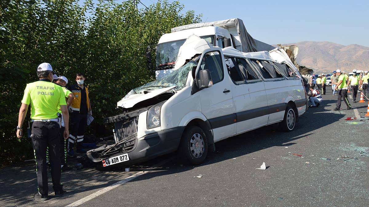 Elazığ'da feci kaza; 3 ölü, 12 yaralı