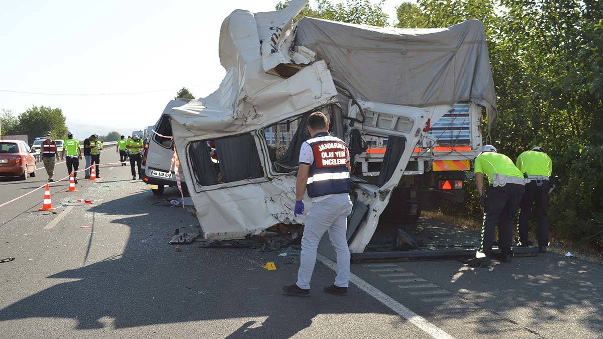 Elazığ'da feci kaza; 3 ölü, 12 yaralı