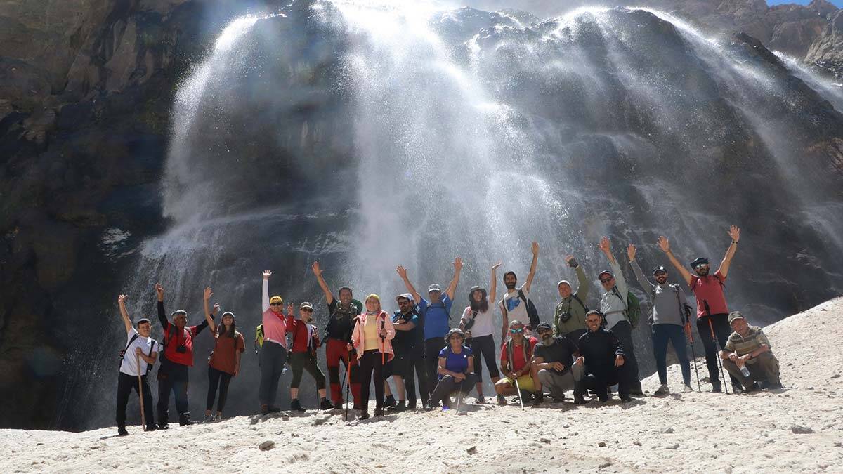 30 dağcı 20 bin yıllık buzulları gezdi