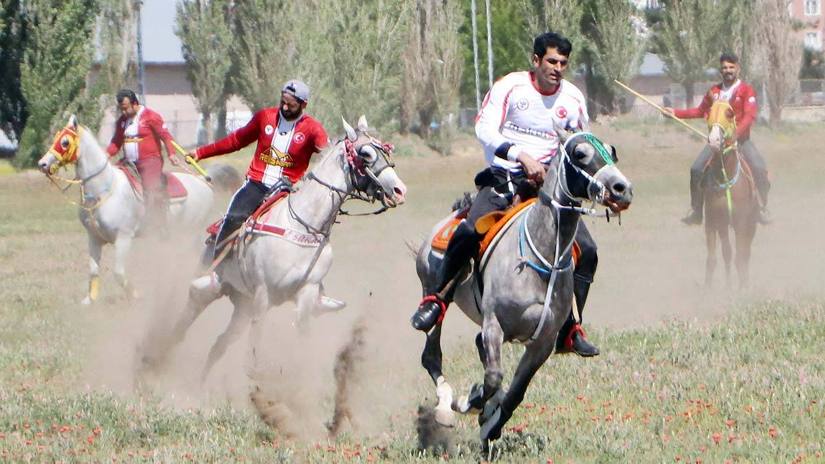 Erzurum'da cirit sporcuları sahalara döndü