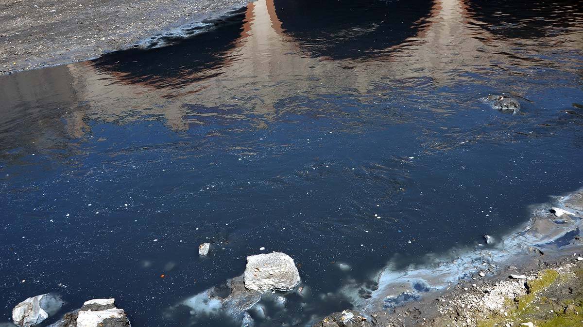 Suyun rengi önce laciverte sonra ise siyaha döndü