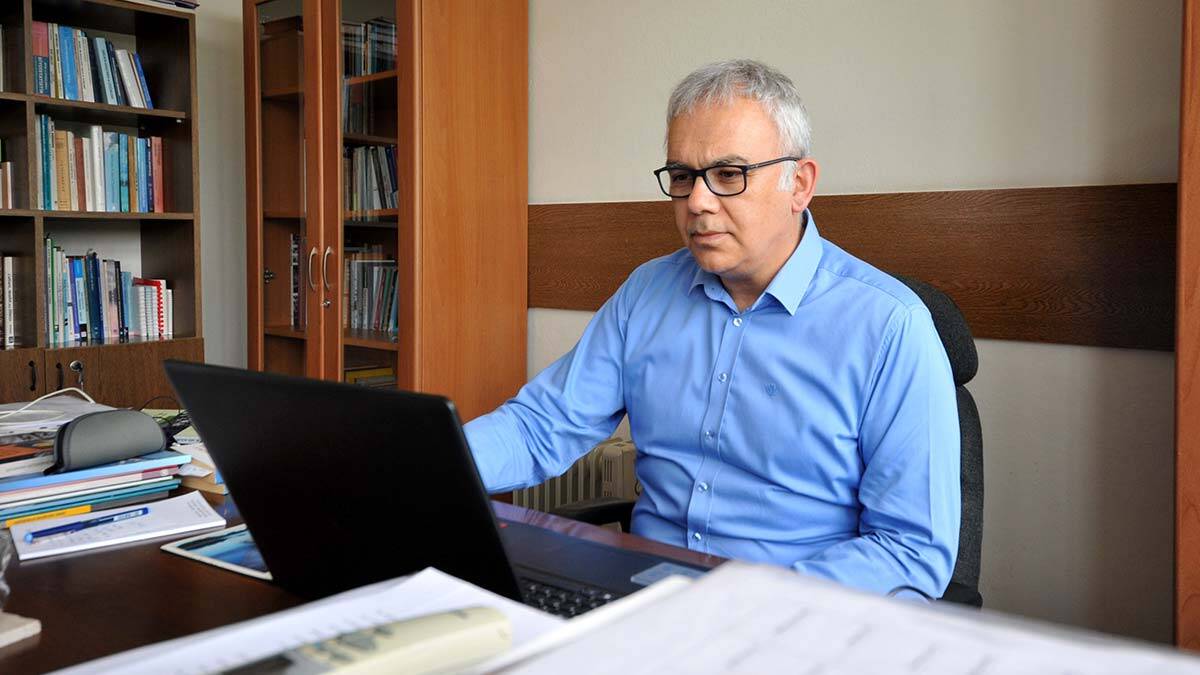 Prof. Dr. Pala, "Eğer günde 1 milyon üzeri aşılamayı uzun zaman devam ettirirsek bu yılın son çeyreğine rahat bir nefes alarak girebiliriz" dedi. Prof. Dr. Özkan, "Eğer mutasyonlar ciddi bir şekilde karşımıza çıkmazsa eylül- ekim gibi daha iyi günlerin bizi bekleyeceğini düşünüyorum" diye konuştu.