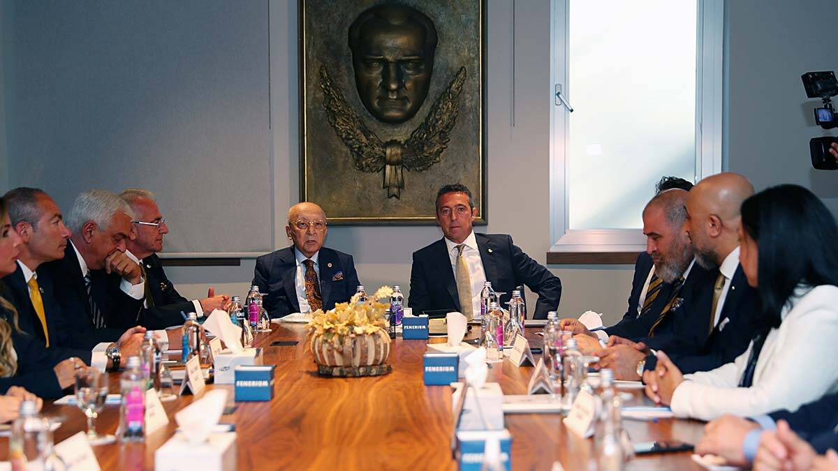 Fenerbahçe Spor Kulübü Seçimli Olağan Genel Kurulu'nda 6 bin 459 oy alarak yeniden başkan seçilen Ali Koç mazbatasını aldı.