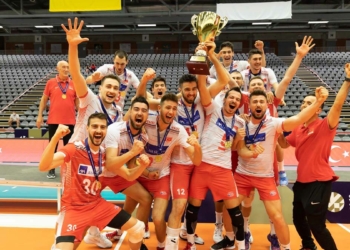 Voleybol Takımı kupayı tüm babalara armağan etti