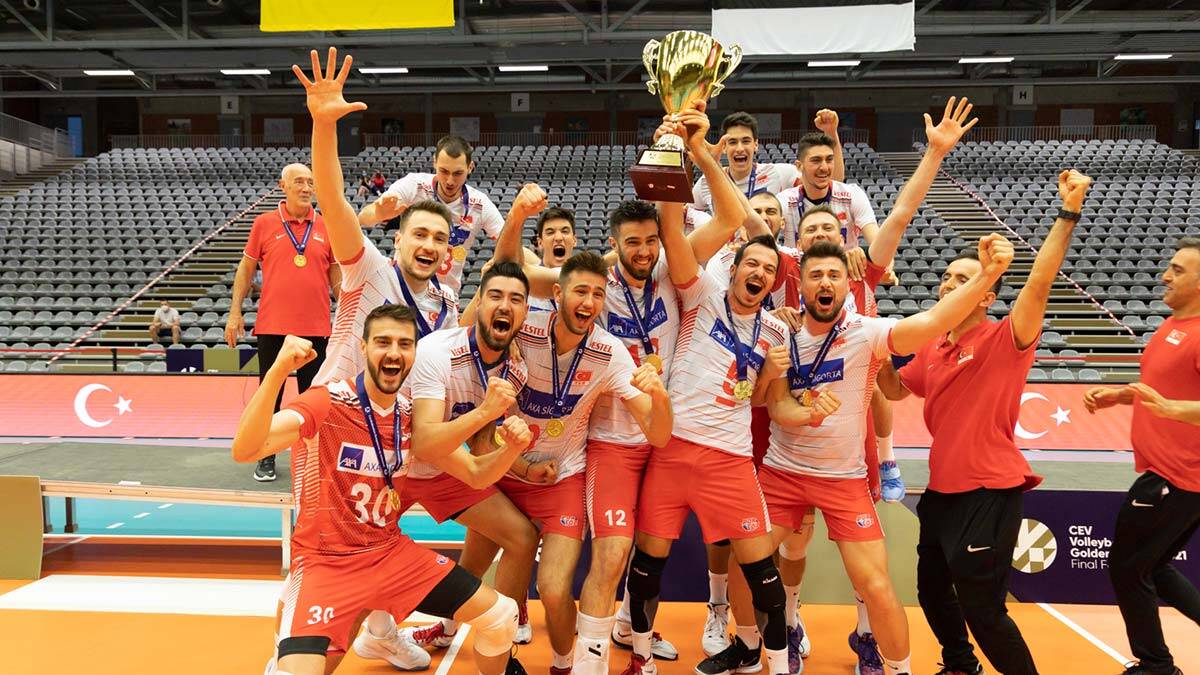 Voleybol Takımı kupayı tüm babalara armağan etti