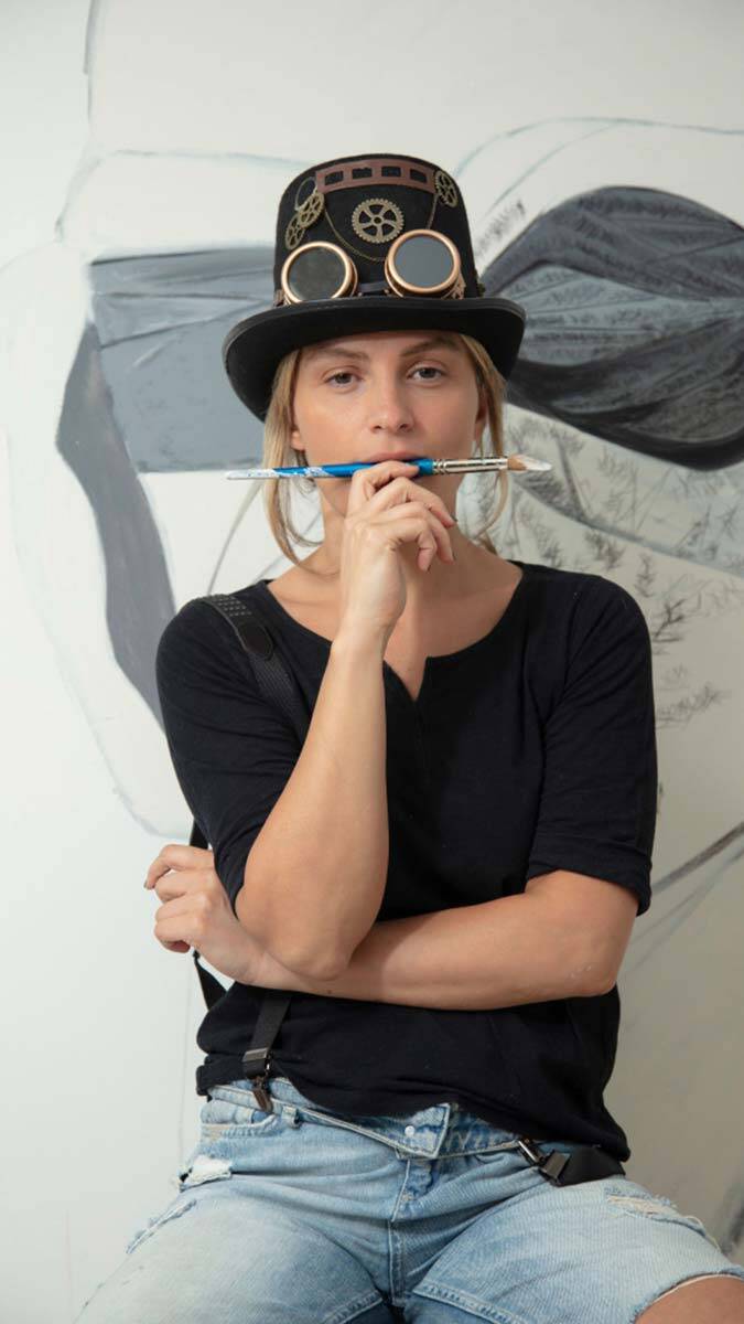 İranlı Ressam Sahar Khalkhalian sergi hazırlığında