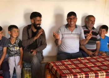 Gülen adam, gülme krizine sokuyor
