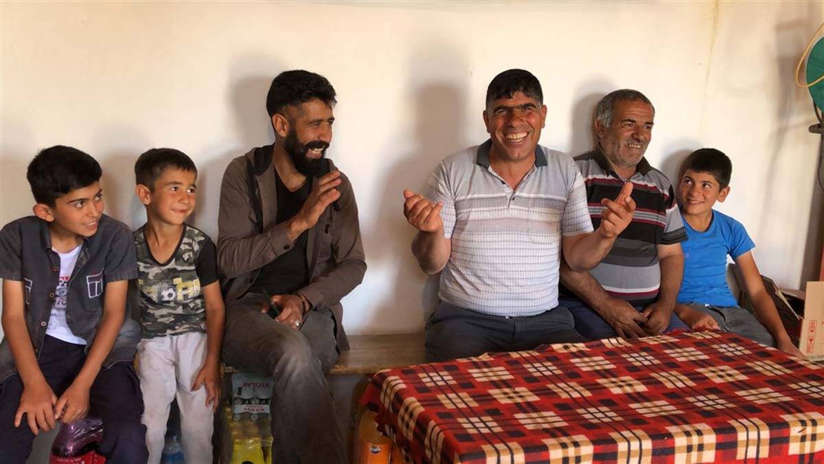 Gülen adam, gülme krizine sokuyor