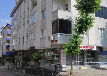 Çatlaklar oluşan 4 katlı bina boşaltıldı