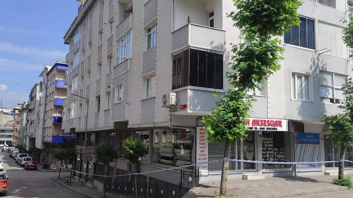 Çatlaklar oluşan 4 katlı bina boşaltıldı