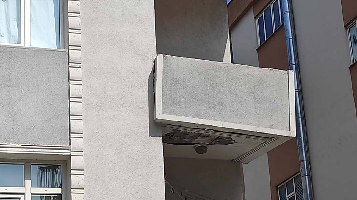 Çatlaklar oluşan 4 katlı bina boşaltıldı