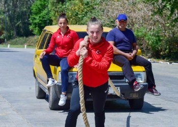 Güreşçi kardeşler, antrenörlerine ait 1 ton ağırlığındaki otomobili çekip iterek, şampiyonalar için güç depoluyor.