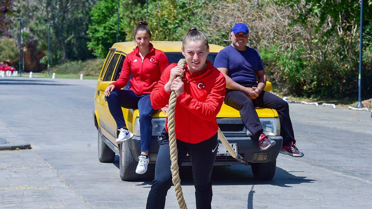Güreşçi kardeşler, antrenörlerine ait 1 ton ağırlığındaki otomobili çekip iterek, şampiyonalar için güç depoluyor.