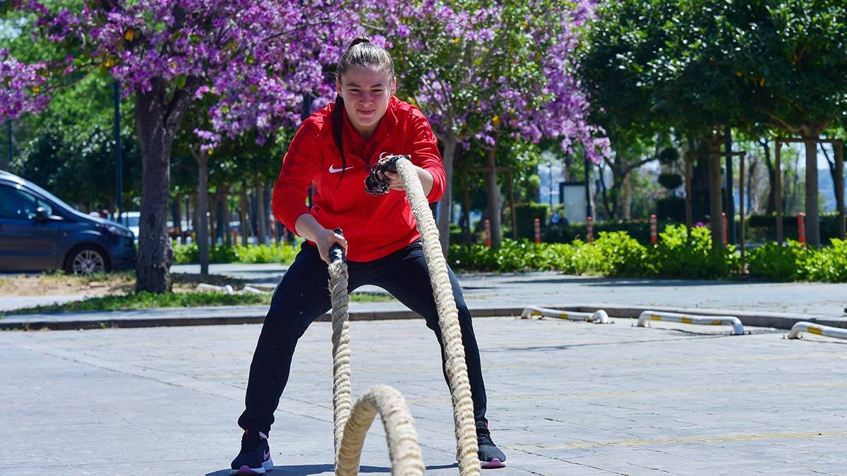 Güreşçi kardeşler, otomobil iterek güç depoluyor