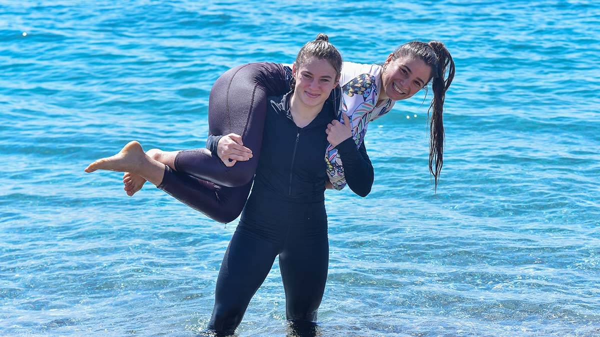 Güreşçi kardeşler, antrenörlerine ait 1 ton ağırlığındaki otomobili çekip iterek, şampiyonalar için güç depoluyor.