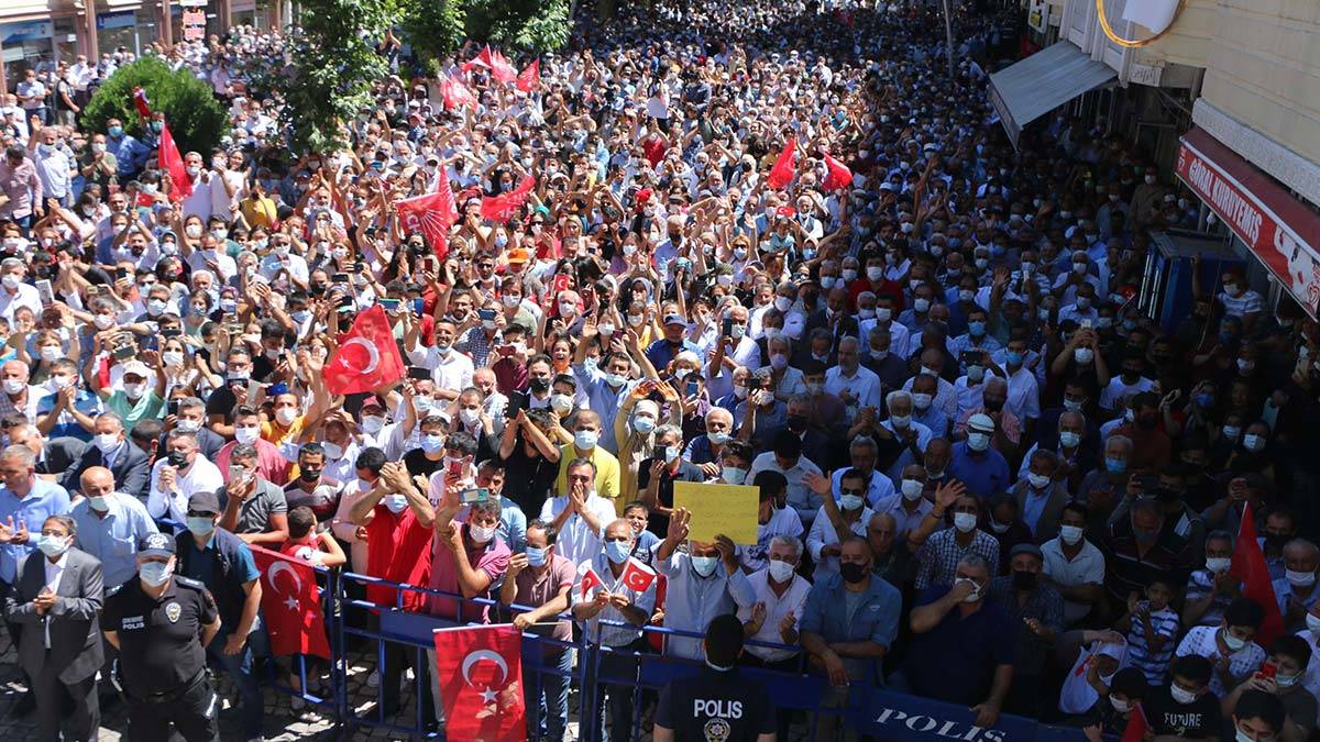 Kapımızı kim çalarsa başımızın üstünde yeri var