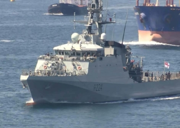 HMS Trent savaş gemisi İstanbul Boğazı'ndan geçti