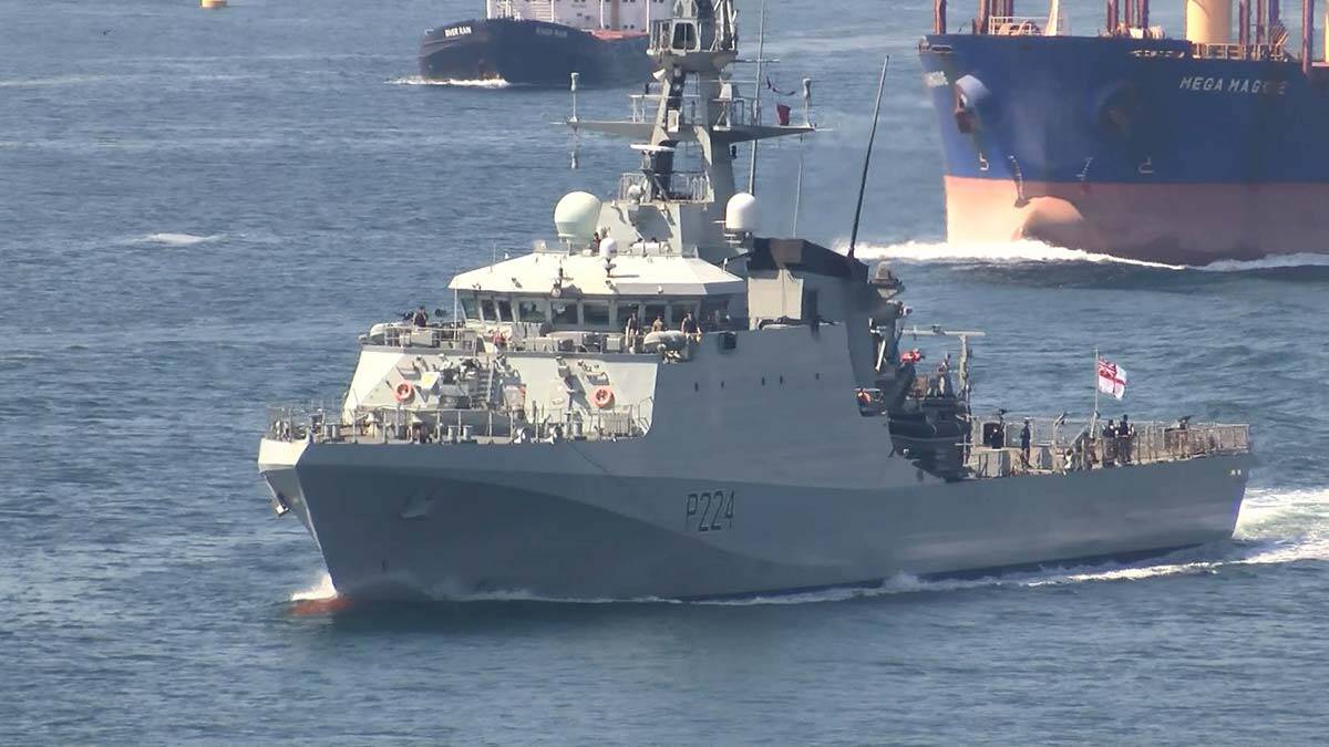 HMS Trent savaş gemisi İstanbul Boğazı'ndan geçti
