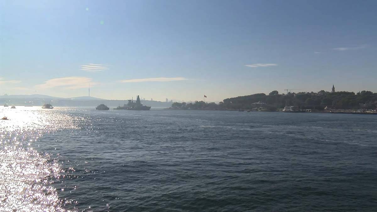 Savaş gemisi Kıyı Emniyeti Genel Müdürlüğüne Kurtarma 2 ve Mehmetçik Kurtarma römorkörleri refakatinde Sarayburnu Limanı'na demirledi.