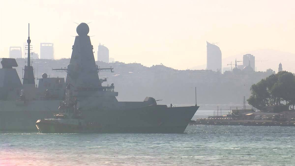 İngiliz savaş gemisi Sarayburnu'na demirledi