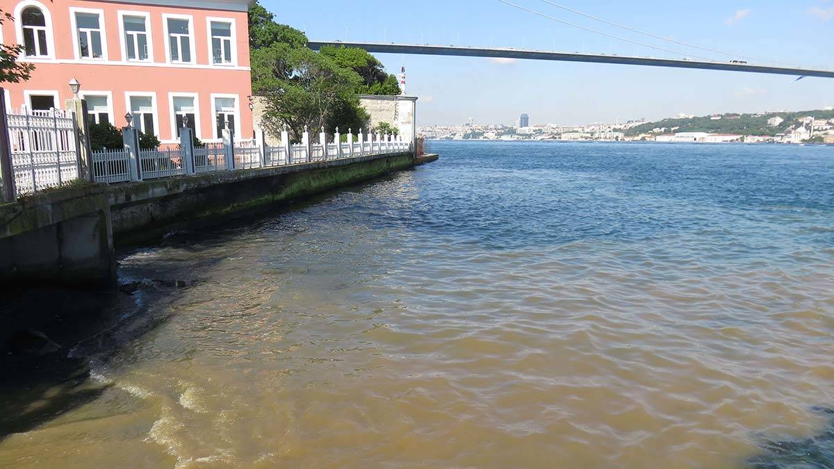 İstanbul Boğazı kahverengi oldu