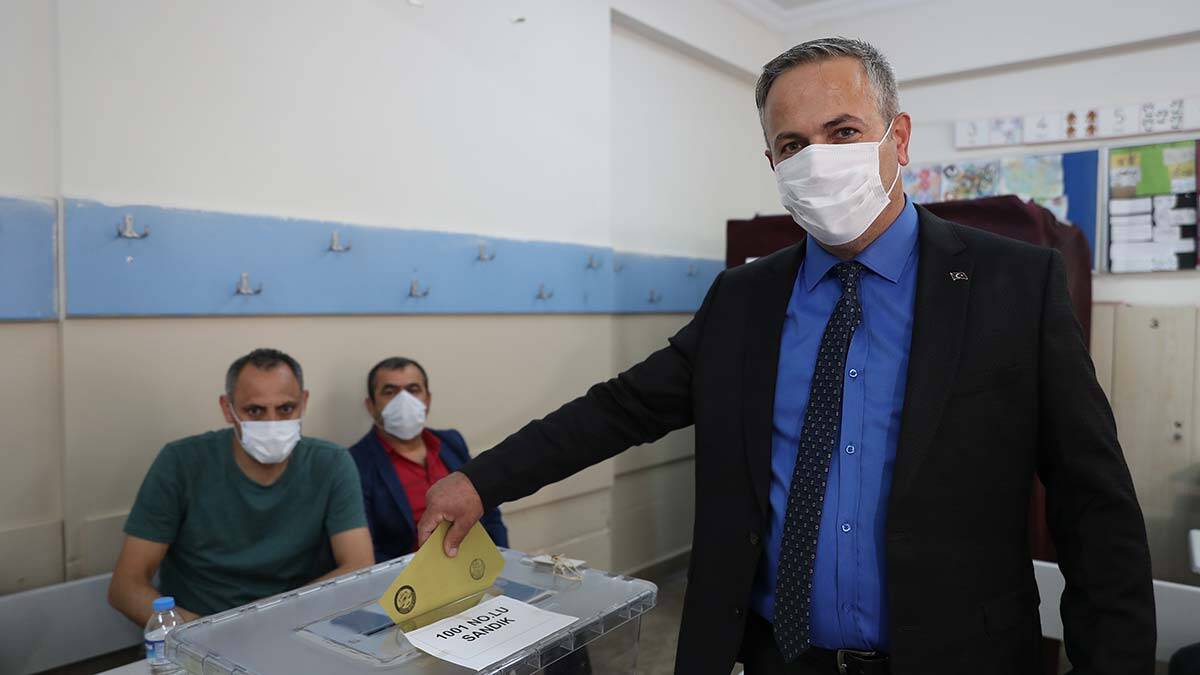 İstanbul'da 14 mahallede seçim heyecanı başladı