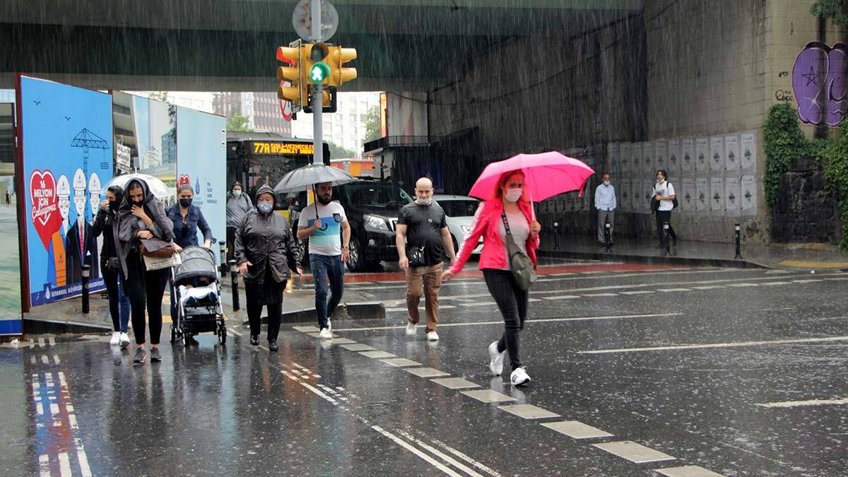 Yağmur nedeniyle yollar göle döndü