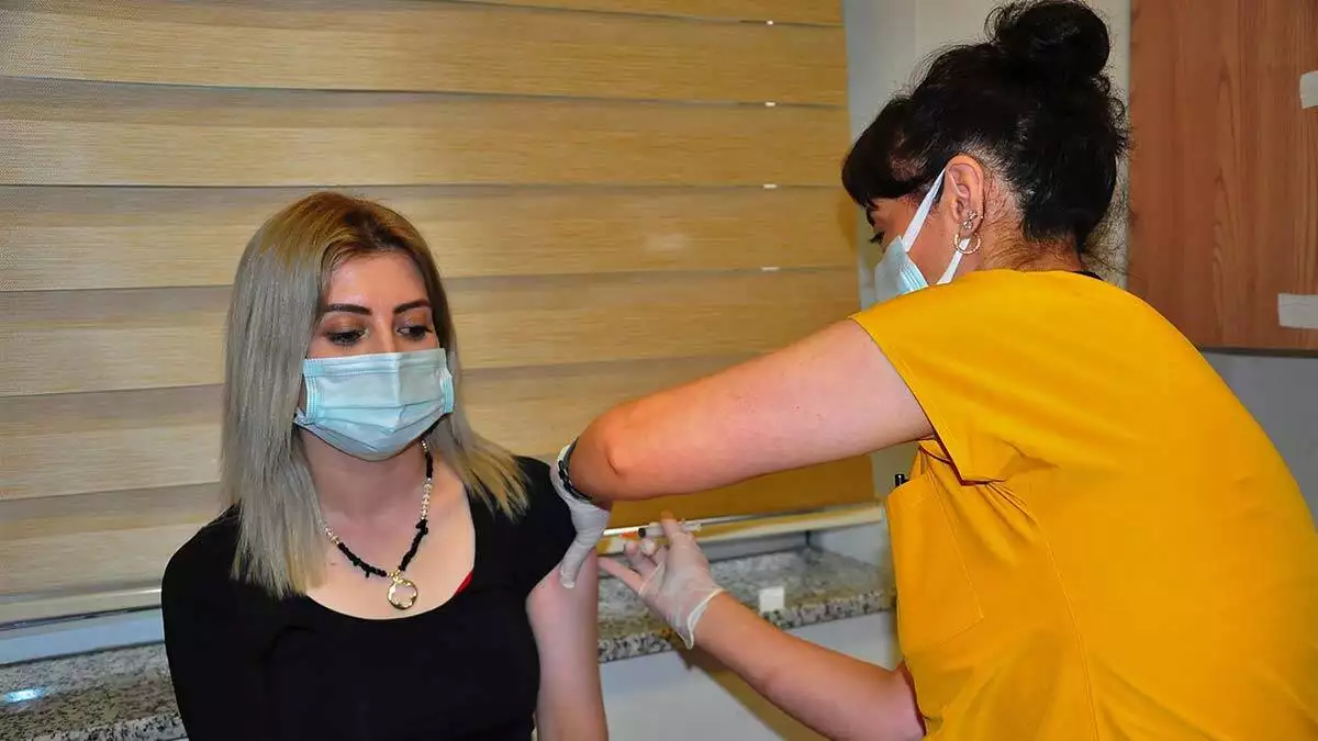 İzmir'de 2 milyon 150 bin doz koronavirüs aşısı yapıldı