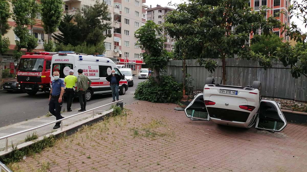 Otomobil ağaç ve tabelaya çarparak ters döndü