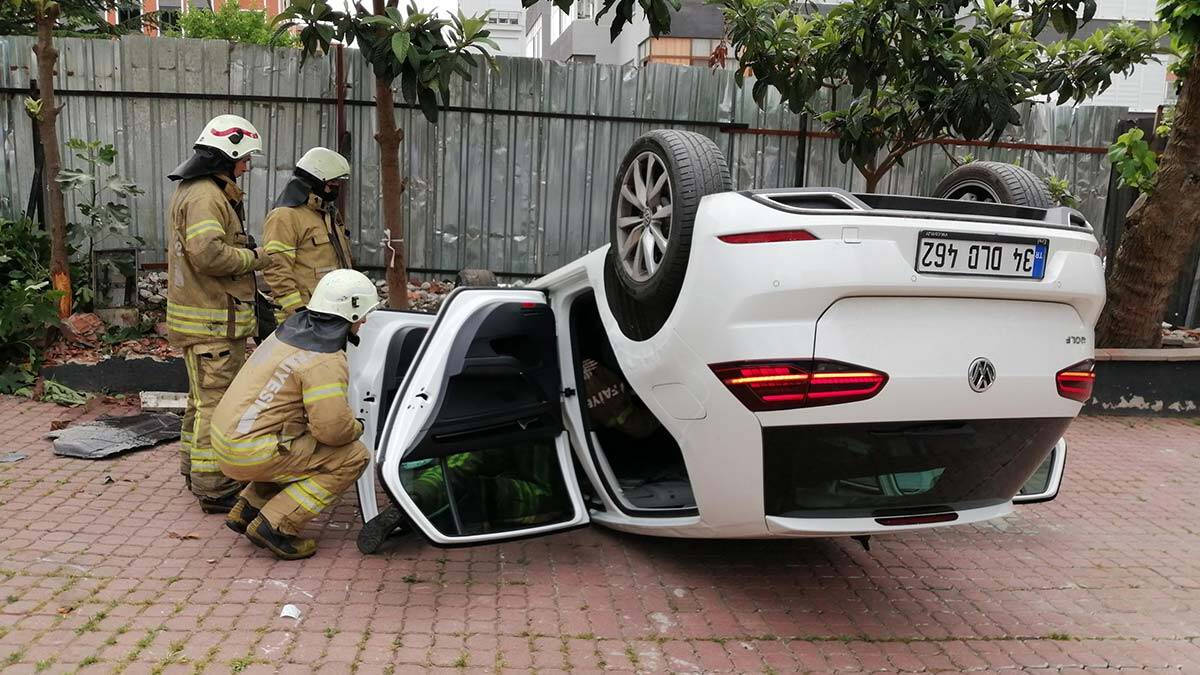 Otomobil ağaç ve tabelaya çarparak ters döndü