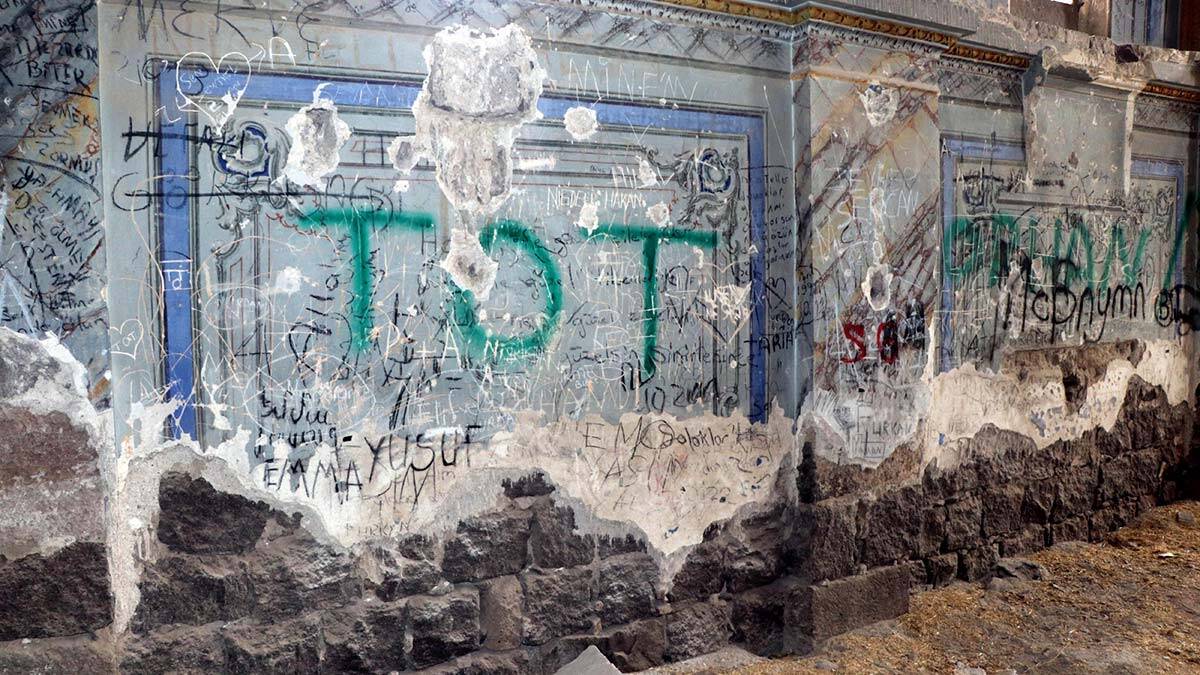 Ermeni Kilisesi defineciler tarafından tahrip edildi