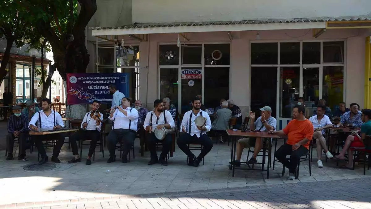 Kuşadası'nda müzisyenlere destek konserleri