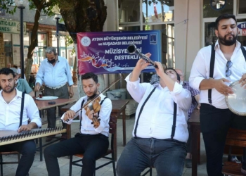Kuşadası'nda müzisyenlere destek konserleri