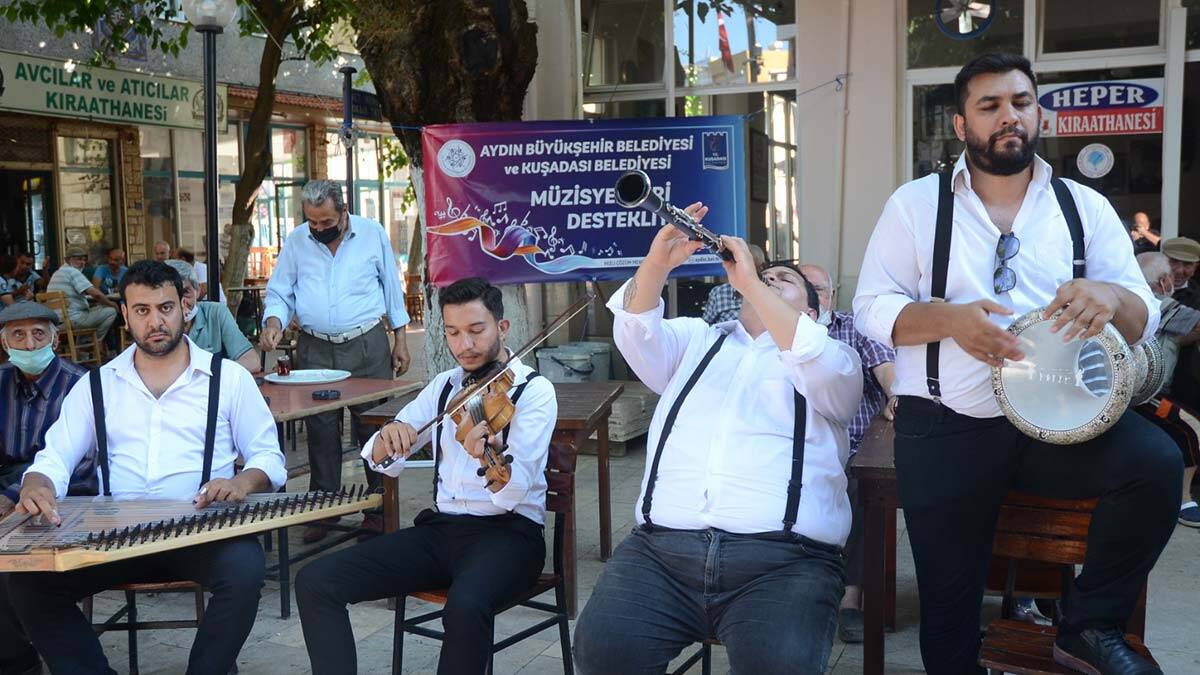 Kuşadası'nda müzisyenlere destek konserleri