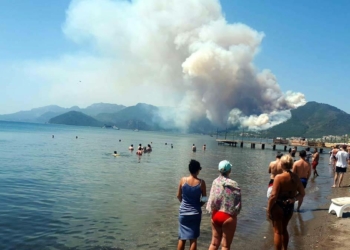 Marmaris'te orman yangını; plajdakiler yangını endişeyle izledi