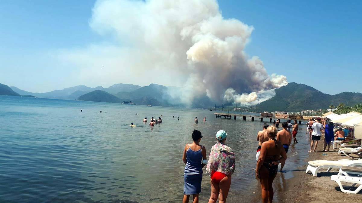 Marmaris'te orman yangını; plajdakiler yangını endişeyle izledi