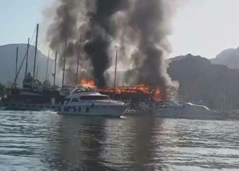 Marmaris'te tersanede yangın; 3 tekne yandı