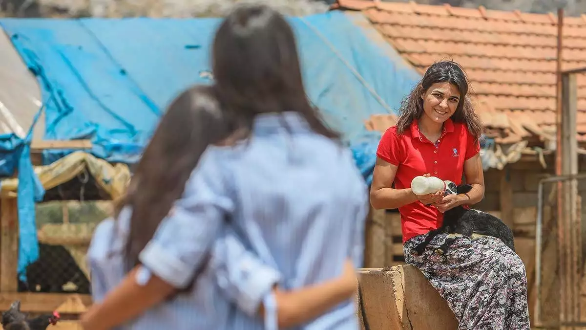 Çiftlikte traktör süren i̇pek, tarla işlerini bitirdikten sonra makyaj yapıp, kızları ceylin deniz (9) ve i̇kra nur (7) ile kent merkezine gidiyor. Kızlarıyla arkadaş gibi vakit geçiren i̇pek, üniversite sınavına hazırlanırken, matematik öğretmenliğini hedefliyor. Her gün kızlarıyla masa etrafında ders çalışan i̇pek, "i̇stemedikleri durumla karşılaştıklarında 'hayır' demeleri gerektiğini öğretiyorum" dedi.