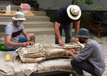 Metropolis Antik Kenti'nde 1800 yıllık kadın heykeli bulundu