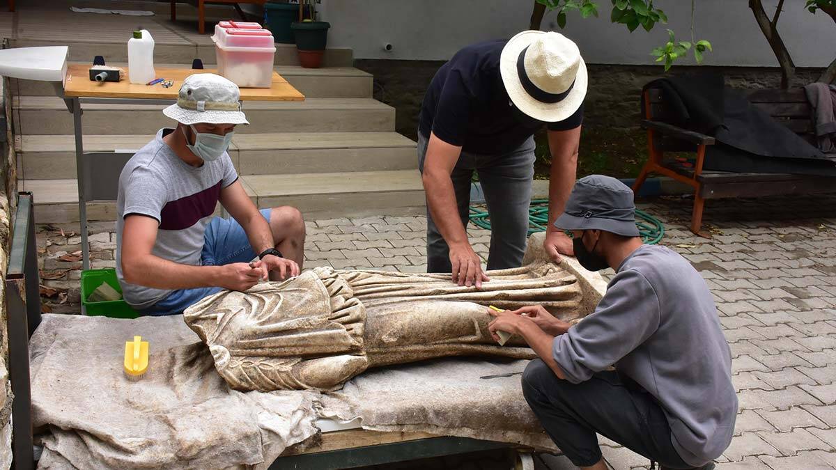 Metropolis Antik Kenti'nde 1800 yıllık kadın heykeli bulundu